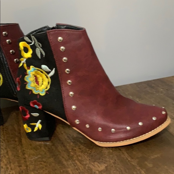 SOLD!! Boots Embroidered Accent - Picture 2 of 8